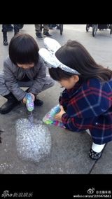 组图：王诗龄Kimi游迪士尼 网友大呼青梅竹马