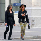 高清图：辣妈碧昂斯带女儿散步彩色花裤子抢眼