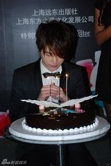 幻灯：宋晓波生日会出新写真 女友疑为吴建飞妹妹