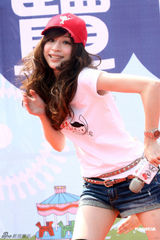 组图：王心凌撇绯闻做公益 带小朋友开心过节