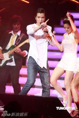 组图：萧敬腾唱《black or white》 向杰克逊致敬