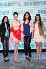 组图：吴亚馨内衣走秀展现终极饱满度