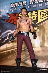 组图：蔡依林女王装代言网游 笑谈新专辑走光