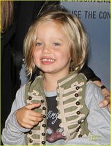 组图：安吉丽娜携女回洛杉矶 传将与男友皮特完婚