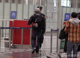 幻灯图：房祖名低调现身机场 形象朴素无人认出 