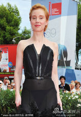 组图：《背叛》首映 两女星极尽妖娆红毯斗艳