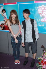 组图：王浩信生日上演舞台剧 女友送旅行箱计划出游