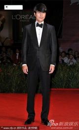 高清：吴宇森全家撑《剑雨》首映 杨紫琼绿意盎然