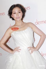 组图：刘心悠婚纱礼服亮相 卓韵芝自曝做“蟹民”