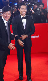 组图：李秉宪黑白装儒雅现身釜山红毯