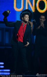 组图：火星哥获最佳流行专辑奖 高兴难合嘴