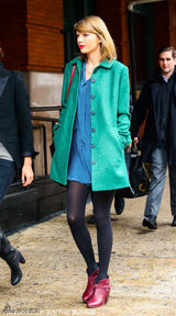 组图：斯威夫特红唇美艳 绿外套搭黑丝色调养眼