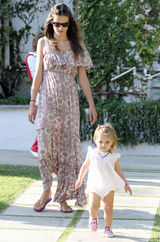 高清组图：辣妈超模安布罗休携可爱女儿出游 