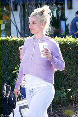 组图：布兰妮腿粗腰圆变大妈 带两爱子外出逛街