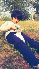 组图：天天抱小兔子玩耍小心呵护 张亮地位不保