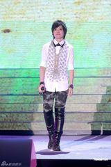 组图：杨千嬅幸福小女人唱情歌 容祖儿秀性感