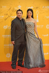 组图：伍仕贤携爱妻现身 龚蓓苾抹胸裙热情挥手