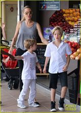 组图：朱莉带孩子逛书店 一家人牵手过街显温馨