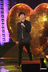 组图：星光熠熠耀保良落幕 古巨基杨千嬅群星献艺