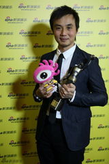 组图：金像奖得主后台秀奖杯 与小新合影