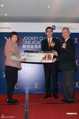 组图：林嘉欣亮相厚外套遮掩腹部否认再度怀孕