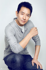 高清图：郭晓峰闲适大片斯文儒雅