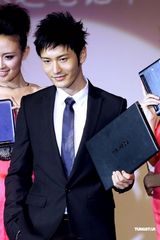 高清图：黄晓明分身有术捞金有方 帅气现身代言活动