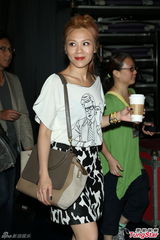 组图：李宗盛桃红衬衫开唱 称林忆莲唱得更好