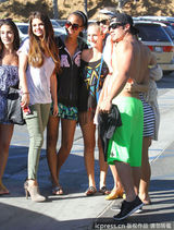 组图：小天后斯威夫特与戈麦斯相约出街