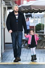 组图：本-阿弗莱克奶爸范 女儿粉衣吃零嘴可爱