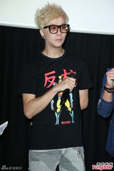 组图：范逸臣发新专辑 被泳装美女“左右夹击”