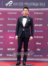 组图：朴有天现身百想西装笔挺帅气逼人