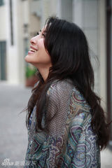 组图：王雅捷最新街拍秀最炫民族风