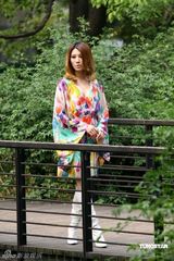 幻灯图集：尚雯婕拍MV造型惹眼 服饰艳丽秀发蓬松