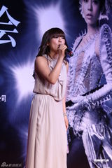 组图：丁当淡紫色长裙亮相 五一在上海开演唱会