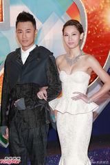 组图：TVB台庆红毯闪耀 米雪梳冲天髻杨怡珠光宝气