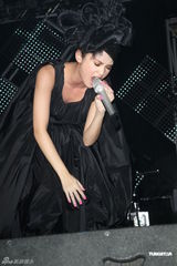 组图：杨丞琳个唱化身摇滚精灵 打造魔幻舞台