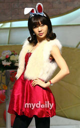 组图：裴瑟琪申智化身兔女郎主播性感宣传新节目
