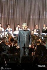 幻灯图：盲人歌唱家波切利香港开唱 天籁之声震全场