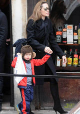 高清图：朱莉皮特全家威尼斯度假 希洛戴猴子帽