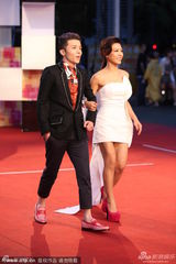 组图：艾怡良性感秀美腿 工作人员蹲地理裙摆