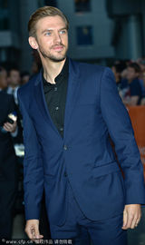 组图：多伦多电影节《第五等级》首映 卷福亮相