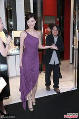 组图：李嘉欣否认婆媳不和 正狂练人鱼线