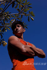 组图：吴奇隆岛国私游裸半身上演湿身诱惑