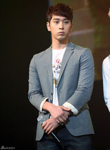 高清组图：韩组合2PM歌迷会互动 帅气秀劲歌热舞