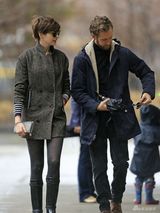 组图：海瑟薇冒雨低碳出行 与老公搭地铁秀恩爱