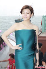 组图：陈妍希抹胸裙亮相 彭于晏惊喜助阵