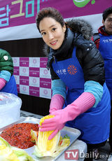 组图：韩国女星王光娜为饥饿儿童腌泡菜