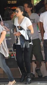 组图：杰克逊长子与公主女友吃冰激凌秀甜蜜