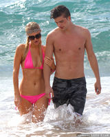 组图：希尔顿穿粉色比基尼与新男友亮相海滩